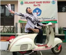  ?? RUCKE RUKMAWATI FOR JAWA POS ?? GURU SENI RUPA:
Rucke Rukmawati bersama Vespa kesayangan di SMAN 15 Bandung.