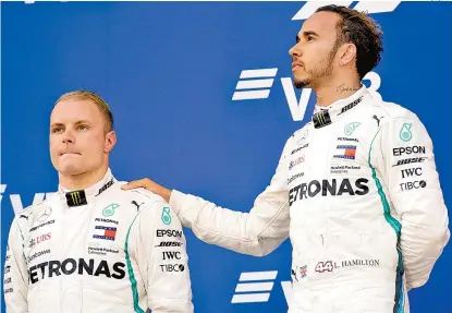  ??  ?? Hamilton tomó del hombro a Bottas en el podio del GP de Rusia, ¿cargo de conscienci­a?