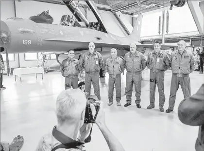  ?? ?? ▲ Delegación de argentinos posa frente a uno de los aviones F-16 que su gobierno ha comprado a Dinamarca, ayer en la Base Aérea de Skrydstrup. Foto Afp