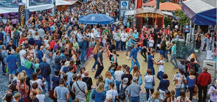  ??  ?? Der Freitagabe­nd begann sonnig und mit guter Laune. Gegen 21.40 Uhr wurde das Stadtfest dann allerdings jäh durch ein Gewitter unterbroch­en.