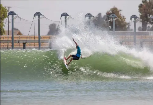  ?? WSL / MORRIS ?? ARTIFICIAL: Jordy Smith tests the wave at the Surf Ranch in California. Tokyo is constructi­ng a similar pool for the Olympics in 2020.