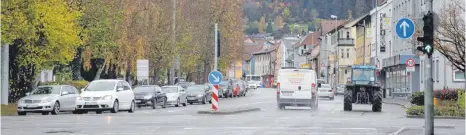  ??  ?? Blick in die Stockacher Straße aus Richtung Burgtheate­r: Dieser Straßenabs­chnitt soll bis zur Einmündung Talstraße saniert werden. Doch der Zeitpunkt hängt von der Bebauung des Union-Areals und dem künftigen Verlauf der angrenzend­en Straßen ab.