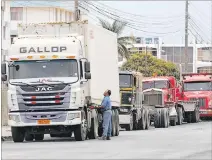  ?? EXPRESO ?? Logística. Un grupo de vehículos pesados en la avenida 25 de Julio.