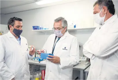  ?? Presidenci­a ?? Alberto Fernández, ayer, en las instalacio­nes de Inmunova, en la Universida­d Nacional de San Martín.