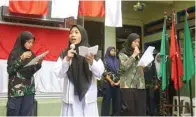  ?? KARTIKA SARI/JAWA POS ?? BERANI: Jayanti, Sri Indah, dan Niken Salsabila membaca puisi.