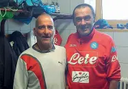  ??  ?? Marco Brachi e l’allenatore del Napoli Maurizio Sarri nello spogliatoi­o di Castel Volturno