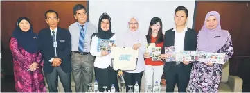  ??  ?? Fatimah (fourth left) showing the ‘Reading Seeds Kit ‘ to reporters during the press conference at the SGH yesterday. Also seen are Rashidah (fourth right), Dr Chin (third right), Dr Kamarudin (second left) and others. — Photo by Muhd Rais Sanusi