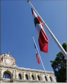  ??  ?? Le drapeau du Liban a été hissé et mis en berne hier sur le parvis de l’hôtel de ville de cannes. (Photo P. Lapoirie)