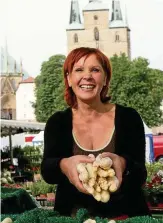  ?? FOTO: MATTHIAS KAISER ?? Marktfrau Loreen Müller auf dem Erfurter Domplatz. Unser Autor nennt sie liebevoll „mein rothaarige­s Schneewitt­chen“.