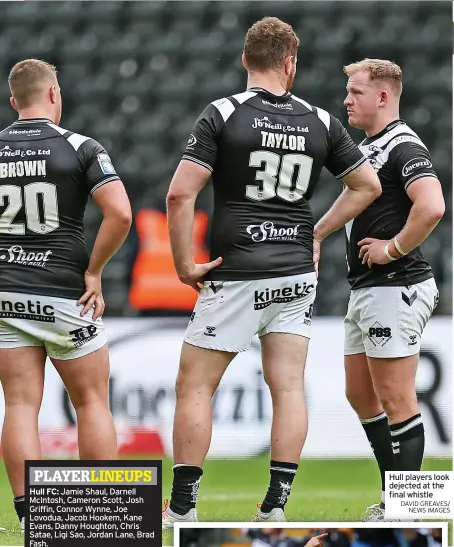  ?? DAVID GREAVES/ NEWS IMAGES ?? Hull players look dejected at the final whistle