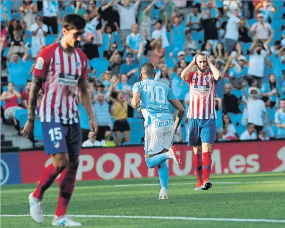  ?? FOTO: EFE ?? El Atlético de Madrid cayó en Balaídos ante un Celta que fue mejor pero que se vio beneficiad­o por un resbalón de Godín en el 1-0