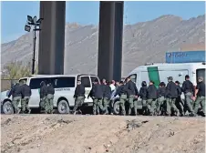  ?? ?? Decenas De agentes de la Border Patrol resguardan los límites entre Juárez y El Paso