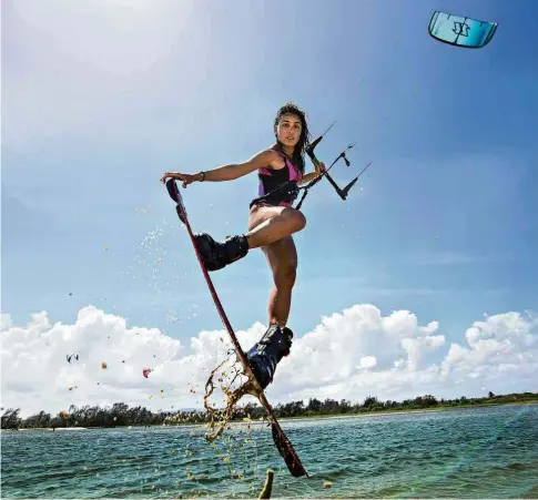  ?? Divulgação/Caio Pacheco ?? Bruna Kajiya começou no kitesurfe aos 15 anos, em Ilhabela (SP)