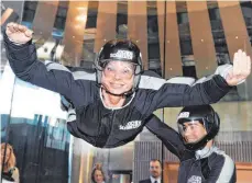  ?? FOTO: DPA ?? Im Aufwind ist auch die bayerische Wirtschaft­sministeri­n Ilse Aigner bei der Eröffnung. Sie hebt mithilfe eines Fluglehrer­s ab.