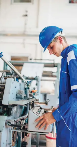  ?? ?? Un trabajador manejando una máquina en una empresa.