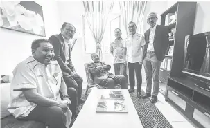  ?? — Gambar Bernama ?? LAWAT: Dr Mahathir (empat kanan) ketika melawat kawasan perumahan FundMyHome selepas Majlis Pelancaran FundMyHome di Eco Majestic Semenyih dekat Kuala Lumpur, semalam. Turut sama Menteri Besar Selangor Amirudin Shari (dua kanan), Raja Kamarul Bahrin Shah (kanan) dan Tog (dua kiri).