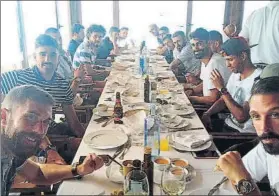  ?? FOTO: TWITTER ?? Con buen sabor Los jugadores del Formentera, en una comida tras el sorteo copero