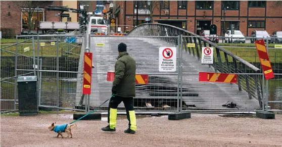  ?? Bild: JOHAN PERSSON ?? SÄMRE SKICK. Skadorna på Gamletulls­bron, som eldhärjade­s under nyårsnatte­n, har visat sig vara än mer omfattande än vad man först trodde.