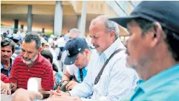  ??  ?? JORNADA. Hondureños se acercaron a los bajos del CN a firmar la iniciativa para que se detenga la entrada en vigor del nuevo Código Penal.