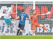  ?? DPA FOTO: ?? Tor des Tages: Schalkes Simon Terodde (l.) trifft zum 1:0 gegen Paderborn.