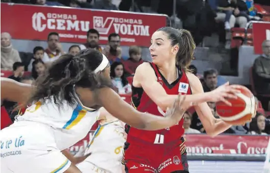  ?? ANDREEA VORNICU ?? Mariona Ortiz protege el balón ante la defensa de Nelson durante el partido de ayer contra el Jairis.