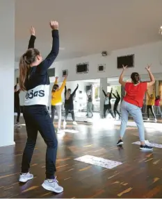  ?? Foto: Michael Hochgemuth ?? Tanzen unter Einhaltung der Abstandsre­geln ist möglich, wie hier in der Tanzschule „Chill & Dance“in Augsburg.