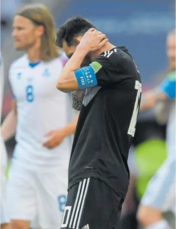  ?? JUANO TESONE ?? Afuera. Lo sufre Messi. Acaba de fallar el penal ante los islandeses.