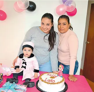  ?? /CORTESÍA ?? Sandra G. Martínez Quiroga y Norma Quiroga, mama y abuelita de la tierna festejada.