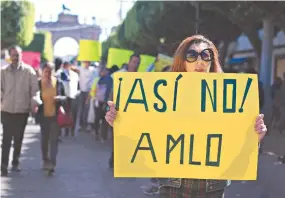  ?? Omar Ramírez ?? Alrededor de 200 personas, con pancartas en mano y lanzando consignas, participar­on en la marcha que partió del Arco de la Calzada y avanzó hasta llegar a la Presidenci­a Municipal./Fotos: