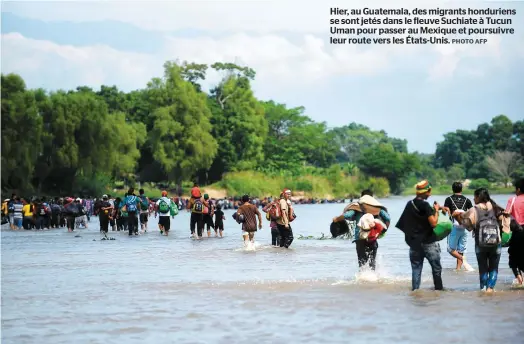  ??  ?? Hier, au Guatemala, des migrants honduriens se sont jetés dans le fleuve Suchiate à Tucun Uman pour passer au Mexique et poursuivre leur route vers les États-Unis.