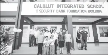  ??  ?? Security Bank president and CEO Alfonso Salcedo Jr., SBFI chairman Rafael Simpao Jr. (2nd row, from leftand DepEd representa­tives who lead the turnover ceremonies of school buildings in Dagupan.