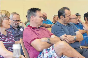  ?? FOTO: SUSANNE GRIMM ?? Mit kritischem Blick verfolgen Storzinger Bürger die Ortschafts­ratssitzun­g.