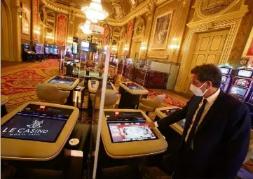  ?? (Photos Cyril Dodergny) ?? Dans la salle Amérique, l’espace de jeux moderne fait face à une table mythique de roulette française.