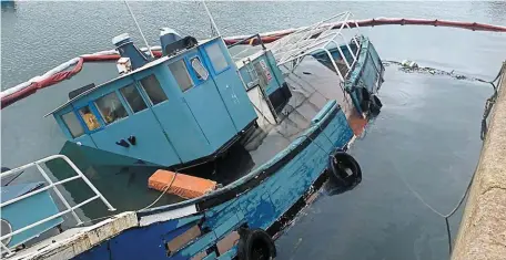  ?? | PHOTO : OUEST-FRANCE ?? Mercredi, un ancien fileyeur a été retrouvé coulé dans le port de Loguivy-de-la-Mer, à Ploubazlan­ec .