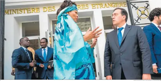  ?? MINISTERIO DE ASUNTOS EXTERIORES ?? El ministro de Exteriores, José Manuel Albares, y su homóloga senegalesa, Aissata Tall Sall, ayer en Dakar.