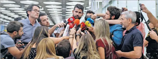  ??  ?? RODEADO. Diego Costa, ayer a su llegada a Madrid, atendiendo a los numerosos medios de comunicaci­ón que le esperaban en la T4 del aeropuerto de Barajas.