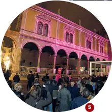  ??  ?? Piazza dei Signori, prima location di Vinitaly and the City
Il taglio del nastro con Sboarina, Bastianich, Rando, Danese
Paolo Hendel a Sorsi d’Autore
L’enoteca in Loggia di Fra’ Giocondo
Lo spettacolo di luci in 3D sui Palazzi Scaligeri