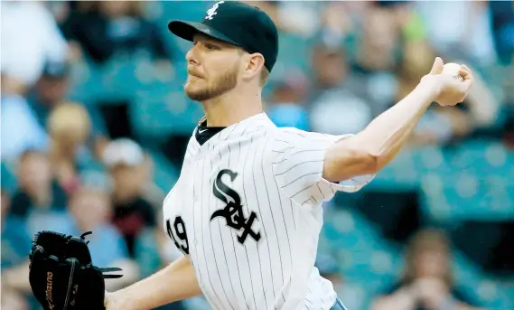  ??  ?? Chris Sale, lanzador de los Medias Blancas, no permitió carreras, cedió tres indiscutib­les y ponchó a ocho en ocho entradas.