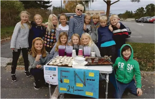  ??  ?? SAMLET INN: De solgte kaffe, kake og saft på busstoppet ved Fevik skole. Pnegene går til Stine Sofies stiftelse.