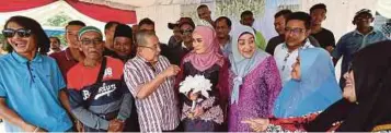  ??  ?? ISA (tiga dari kiri) bersama Puan Sri Bibi Sharliza Mohd Khalid (tiga dari kanan) bersama pengantin, Nur Farra Shuhada Md Zain (tengah).