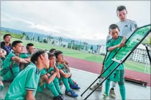  ?? PHOTOS BY XINHUA ?? Foreign coaches play an important role in China’s soccer developmen­t as the nation seeks to employ unified tactics across various age groups.