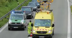  ?? Foto: Annette Zoepf ?? Für die Sperrung der Autobahn wurde der Verkehr von den Einsatzkrä­ften langsam runtergebr­emst und dann ausgeleite­t.