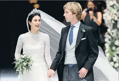  ?? ERNESTO ARIAS / EFE ?? La feliz pareja, a su salida de la iglesia de San Pedro, en Lima, tras contraer matrimonio