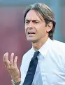  ??  ?? Tensione emotiva Pippo Inzaghi in panchina nel match con il Napoli