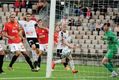  ?? FOTO: MIKKO STIG/LEHTIKUVA ?? Haka tog säsongens första seger då HIFK tvingades ge sig.