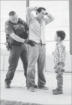  ??  ?? V Las tiendas de campaña se apilan en el refugio para migrantes Juventud 2000 instalado en Tijuana, Baja California (foto izquierda). Los solicitant­es de asilo están saturando los centros de refugio en México mientras esperan la respuesta de Estados Unidos a su petición. En la foto de la derecha –captada el 6 de mayo–, José, de 27 años, es revisado por un miembro de la Patrulla Fronteriza mientras observa su hijo José Daniel, de seis años. Foto Afp