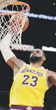  ?? Ap / jae c. hong ?? LeBron James ya le puso punto final a su primera temporada con los Lakers, y por primera vez desde el 2005 no jugará en la postempora­da.