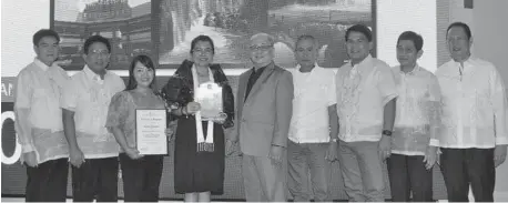  ?? SIDNEY NANINI-PGO IDCD/MEDIA CENTER ?? FOURTH. Cotabato Province Governor Lala Taliño-Mendoza, fourth from left, receives the plaque of recognitio­n as the province ranked fourth in the 2017 National Competitiv­eness Council's (NCC) Most Competitiv­e Provinces in the country during the...