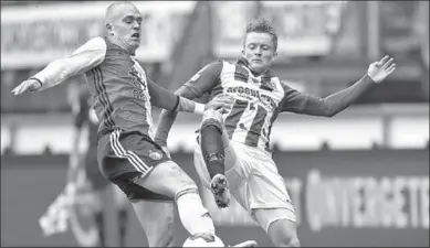  ??  ?? Een spelmoment uit de wedstrijd Heerenveen tegen Feyenoord. (Foto: NS)