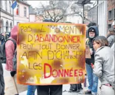  ??  ?? Des pancartes « grosses comme ça », pour afficher sans fioriture un ras-le-bol généralisé, avec des revendicat­ions exprimées de diverses manières.